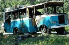 Автобус ”Такжикистан 3205” через кілька годин після трагедії. Згорілі заживо люди ще у салоні (фото: Іван КОПИНА) 