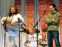 Лірник Сашко (зліва), маленька українка в ролі Неньки України і Сергій Василюк (козацький рок-гурт “Тінь Сонця”) в ролі цигана