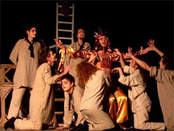 Сцена з постановки “Тартар” у виконанні акторів Житомирського обласного музично-драматичного театру ім. І. Кочерги.