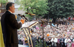 Президент Ющенко публічно визнав, що портфелі ділилися не в національних інтересах і вибачився за політиків перед виборцями