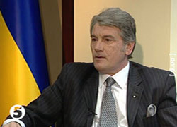 Наївний Ющенко вважає, що Янукович не може скасувати його укази про нагородження Шухевича та Бандери
