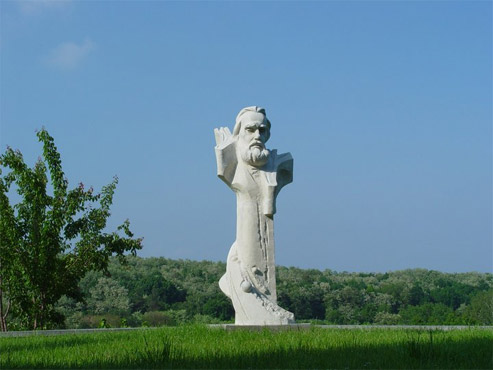 Пам`ятник Олесю Берднику на території осередку зеленого туризму «Звенигород» (с. Балико-Щучинка) 