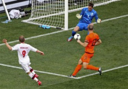 Сьогодні відбулася перша гучна сенсація турніру - збірна Данії перемогла Голландію.