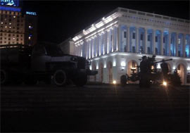Влада вже окупувала Майдан бронетехнікою