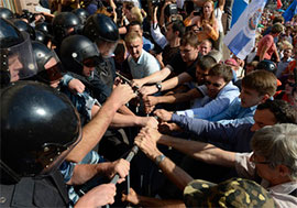 За спинами міліціонерів Герега відкрила засідання простроченої Київради