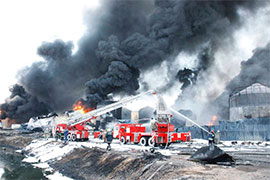 Пожежні намагаються загасити нафтобазу у Василькові пінною атакою