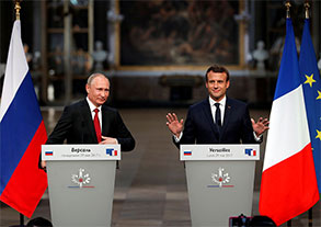 Президенти Франці та Росії Еммануель Макрон та Владімір Путін