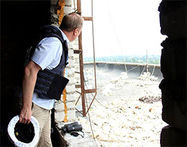 Спецпредставник Держдепартаменту США у справах України Курт Волкер дивиться на передові позиції російських військ