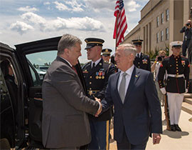 На тлі напружених відносин з Росією міністр оборони США відвідає Україну