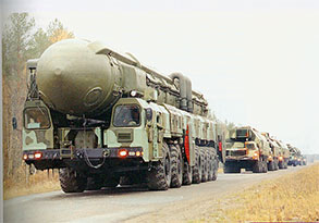 Нова російська балістична ракета РС-24 «Ярс», на озброєнні з 2010 р. 