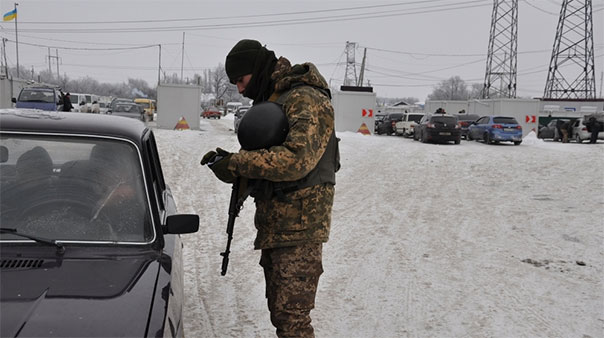 Російські військові перешкоджають роботі КПВВ