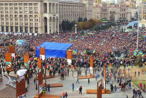 У неділю тисячі громадян вийшли на віче проти капітуляції