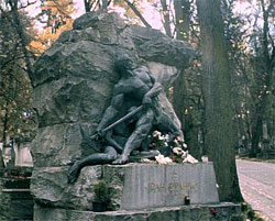 Могила Івана Франко на Личаківському цвинтарі у Львові (фото - kingdom.kiev.ua)
