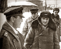 Командуючий 6-ою армією Фельдмаршал Фрідріх фон Паулюс (зліва) під час полонення 31 січня 1943 року