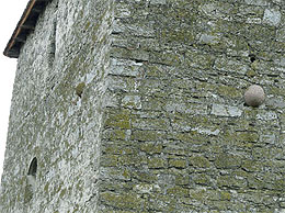 Кам’яні ядра, вмуровані у зовнішню стіну Нової східної башти