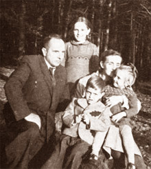 Степан Бандера з родиною