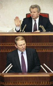 Президент Леонід Кучма на трибуні парламенту після прийняття Конституції