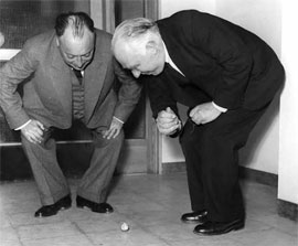 Нільс Бор і Вольфганг Паулі, 1954 рік.