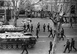9 квітня 1989 р. Тбілісі. Радянський спецназ прямує на екзекуцію над мирними демонстрантами