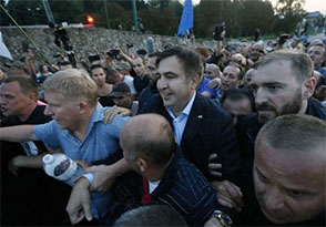 Міхеїл Саакашвілі веде масовку на прорив українського кордону