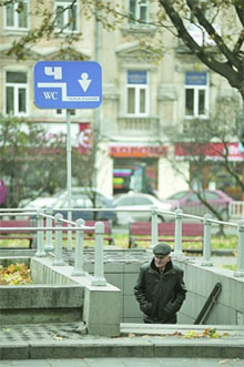 Громадський туалет на проспекті Свободи у Львові єдиний має вказівники. Сюди екскурсоводи не соромляться водити туристів (фото: Ігор ХОМИЧ)