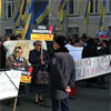 Мешканці Василькова прийшли до Януковича вдруге. З символічним унітазом