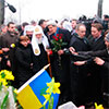 В ім’я Небесної Сотні: Керрі і Нуланд хрестились і цілували квіти на барикадах Майдану